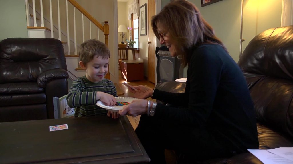 A child point at some candy to show his mother